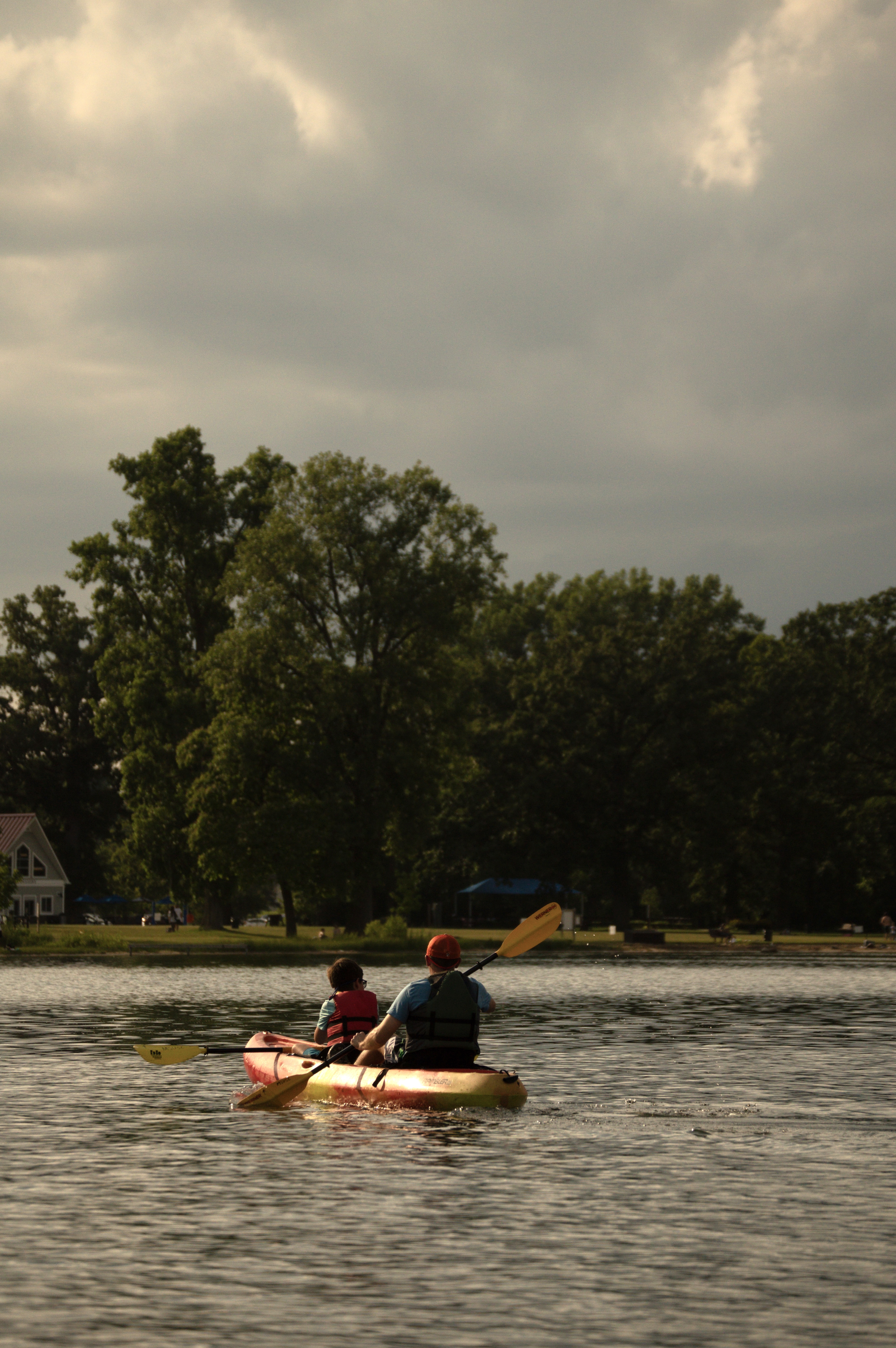 2 people kayaking on the lake